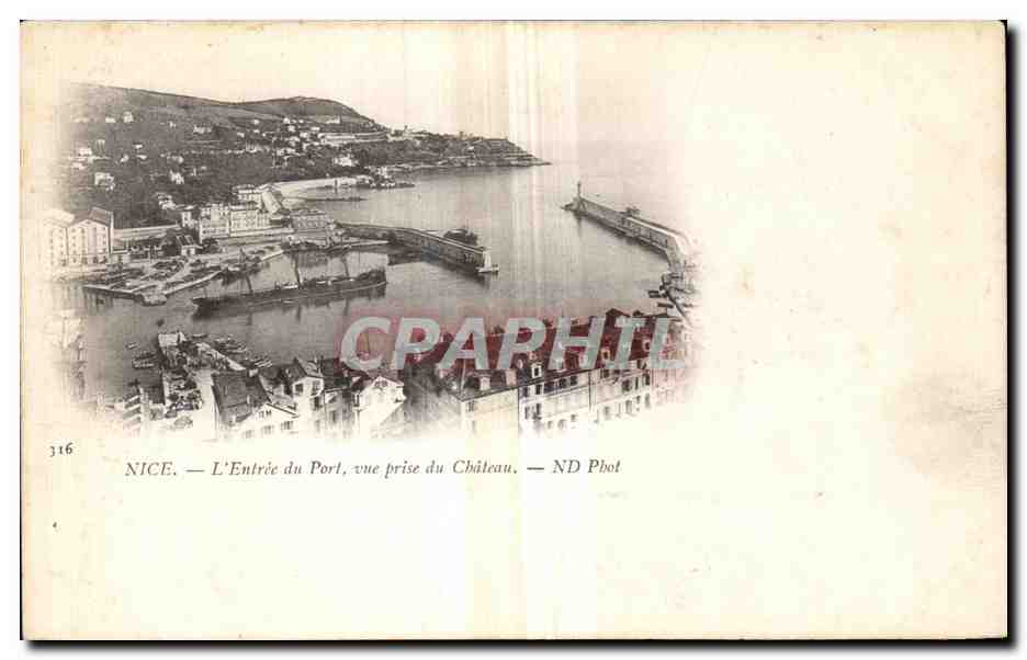 CPA Nice L Entree du Port vue Prise du Chateau Bateau