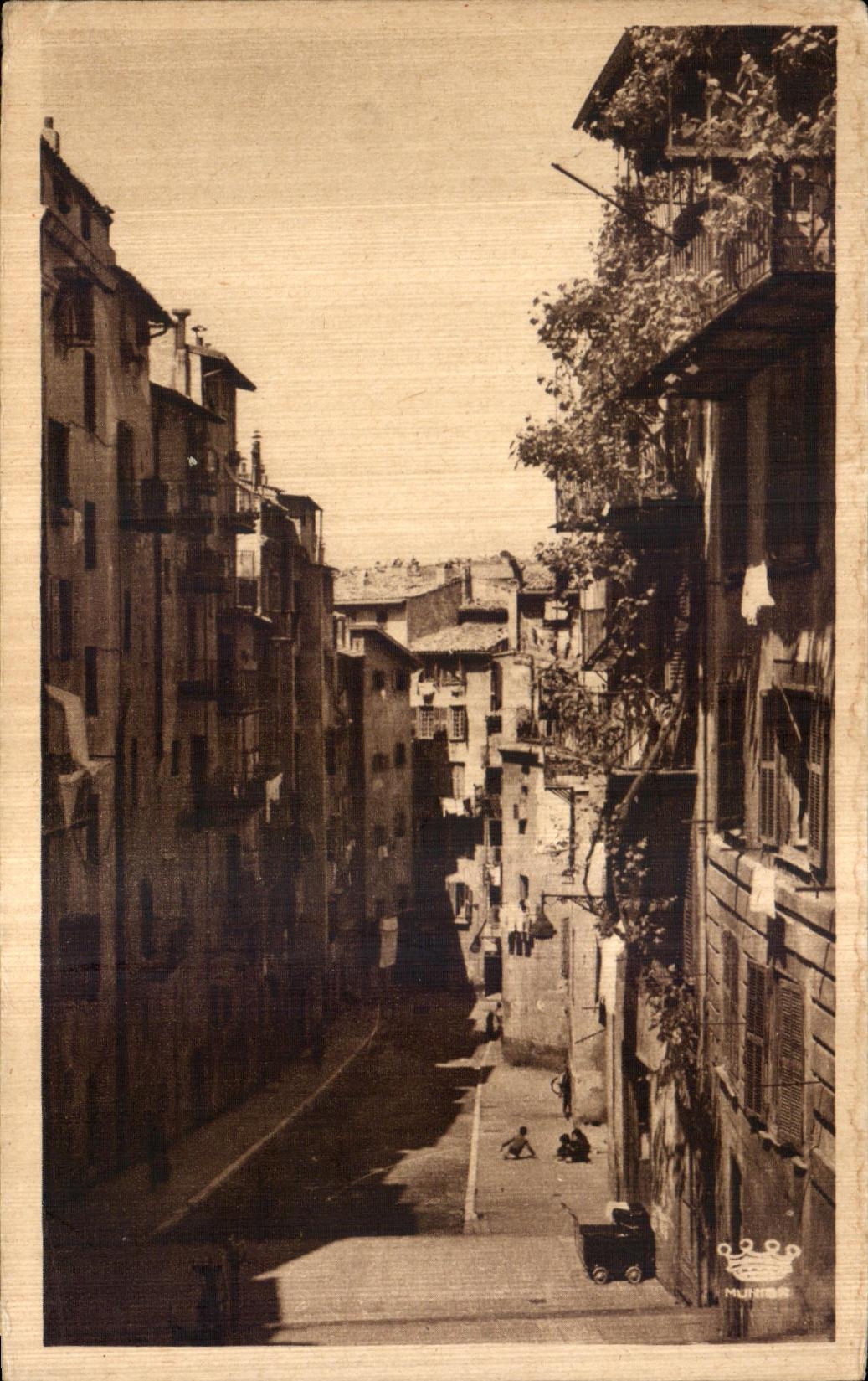 CPA Nice Une rue de la Vielle ville