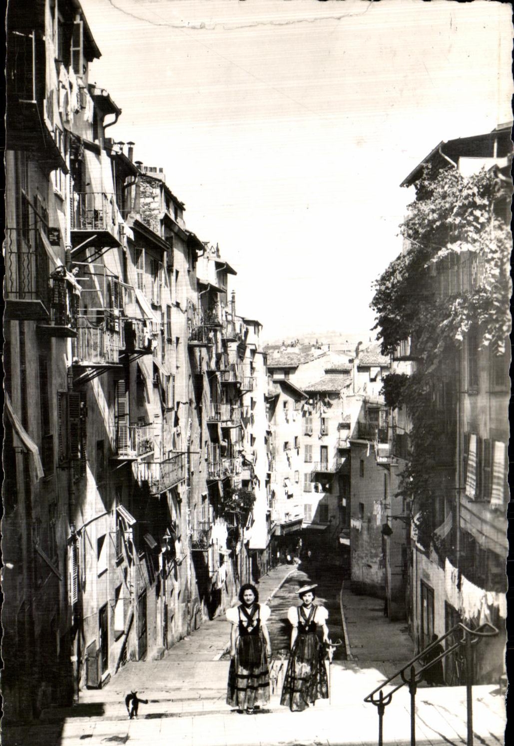 CPA Nice Rue du Vieux Nice Folklore Costume Femmes