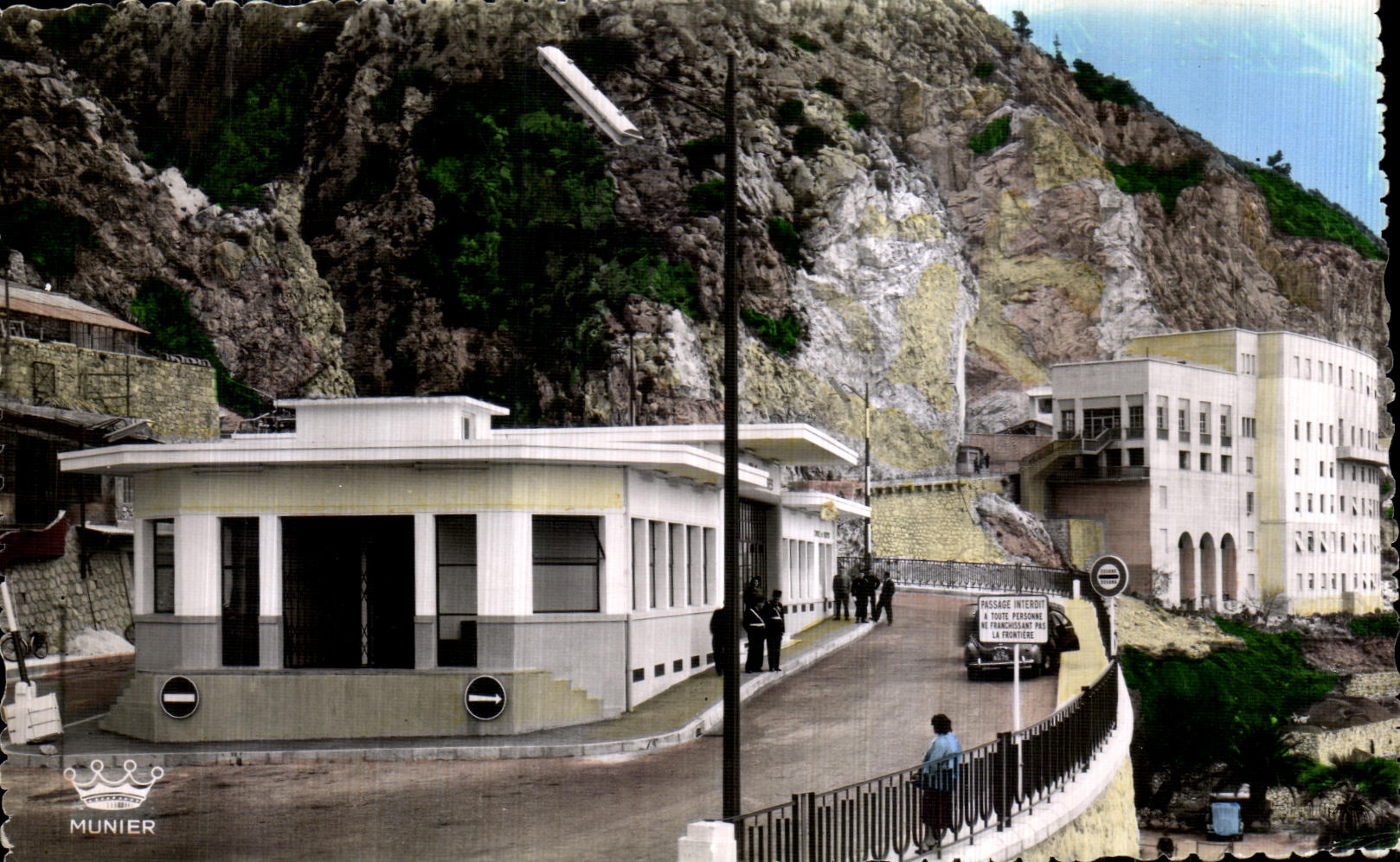 CPSM Menton La Frontiere La Douane Francaise et la Douane Italienne