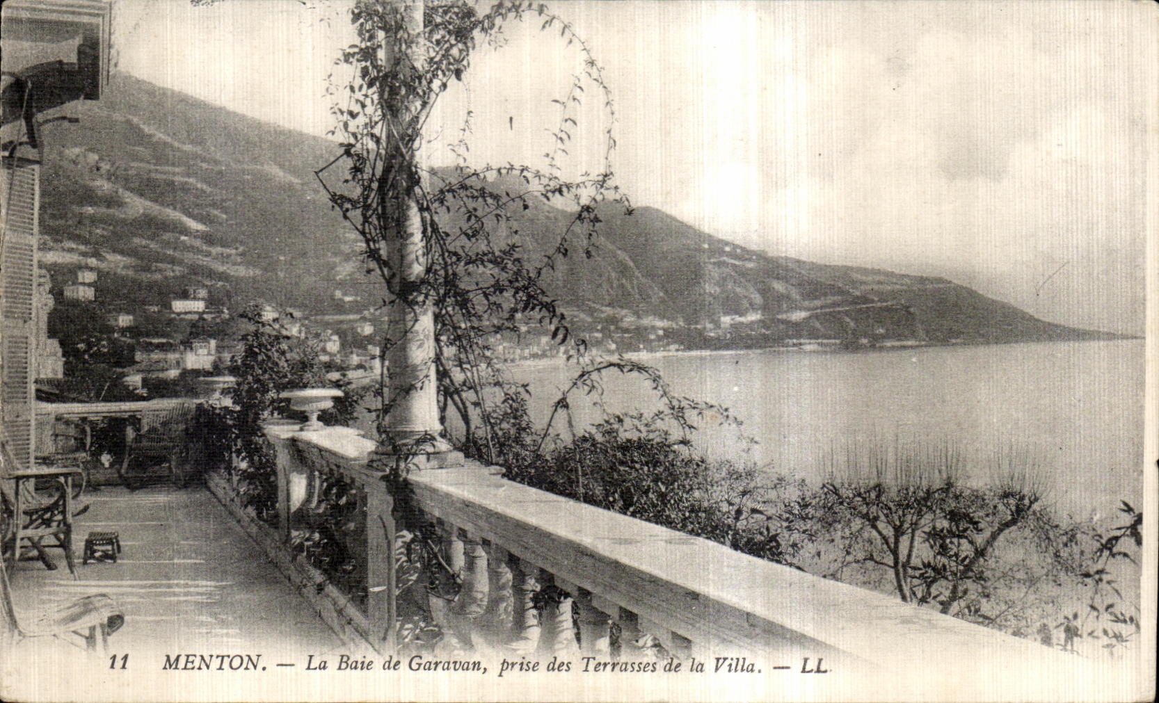 CPA Menton La Baie De Garavan prise des Terrasses de la Villa