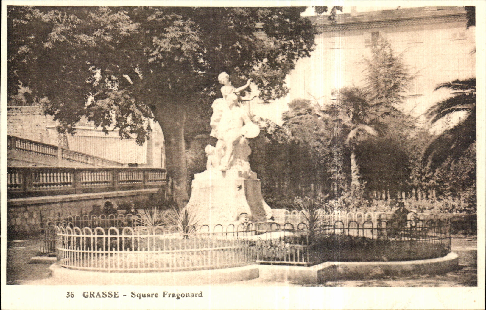 Grasse - Square Fragonard — statue centrale et jardin — Édition Les Beau-Rives, Grasse, n°36