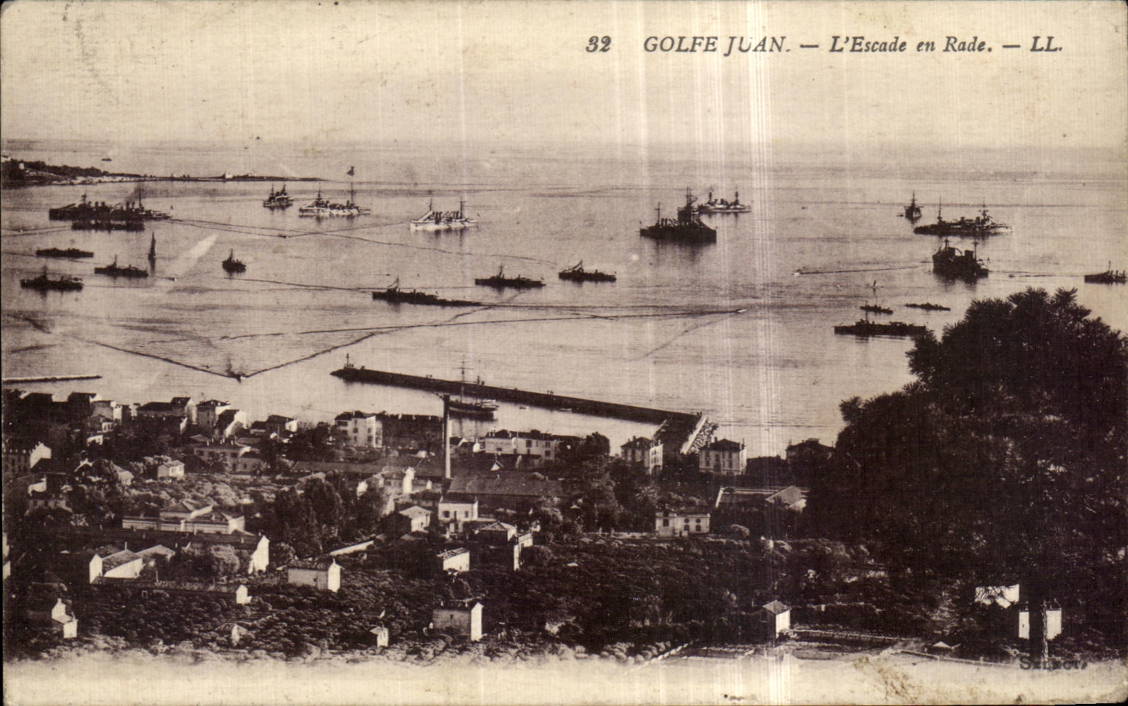 CPA Golfe Juan L Escade en Rade Bateaux