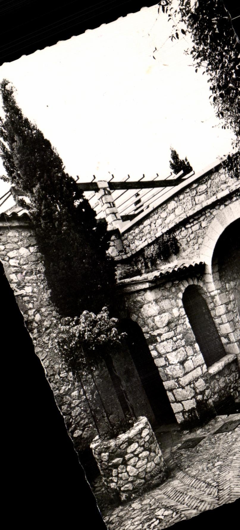Eze-Village — Le vieux puits et le Château de la "Chèvre d'Or" — Éditions S.F.P.T. - Nice