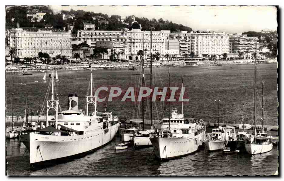 CPA La Cote D Azur Cannes Les Grands Hotels Bateaux