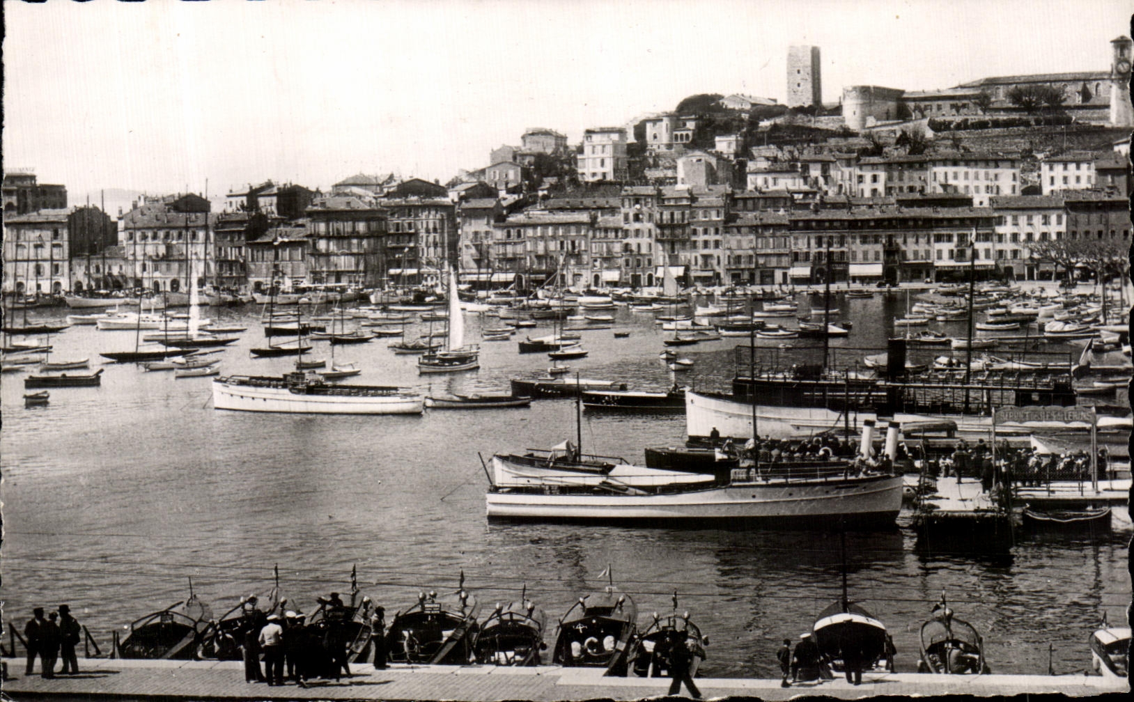 CPA La Cote D Azur Cannes Le Port et le Suquet Bateaux