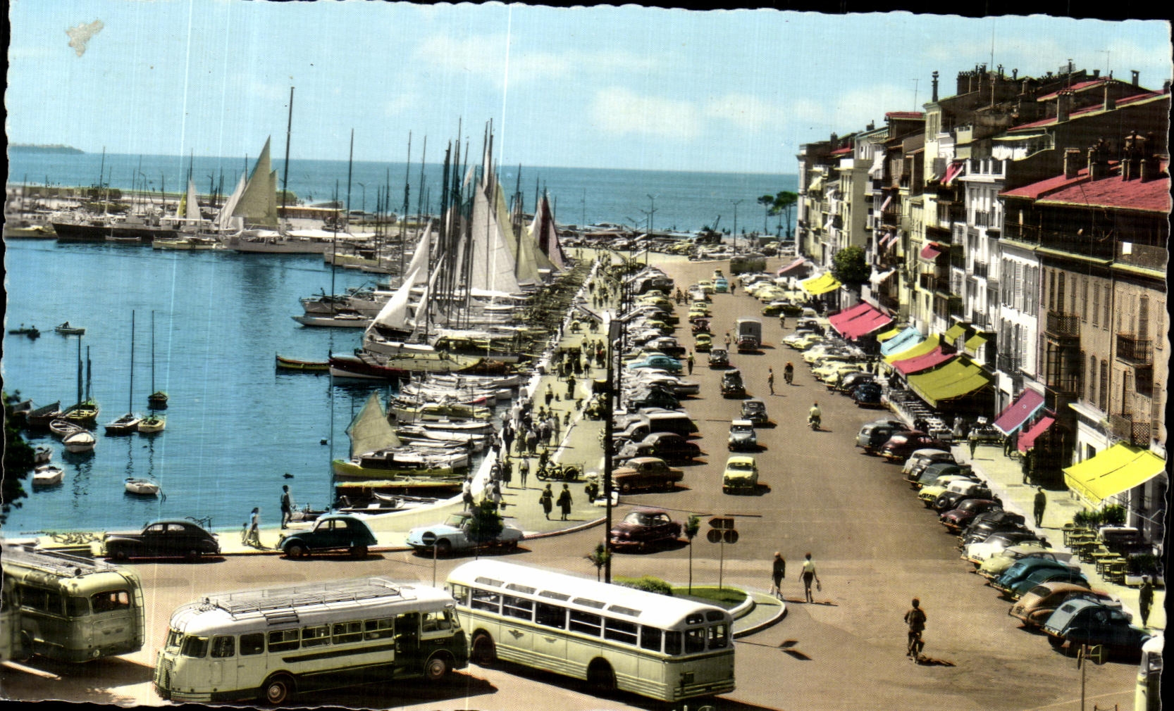 CPA La Cote D Azur Cannes Le Quai Saint Pierre Le Port de Plaisance