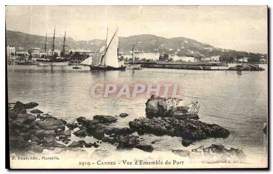 CPA Cannes Vue d Ensemble du Port Bateaux