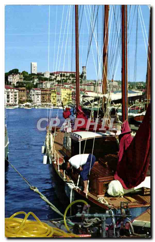 CPA Cannes Un coin du Port vue sur le Suquet Bateau