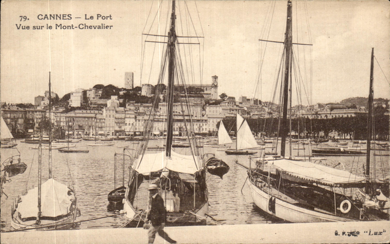 CPA Cannes Le Port Vue sur le Mont Chevalier Bateaux