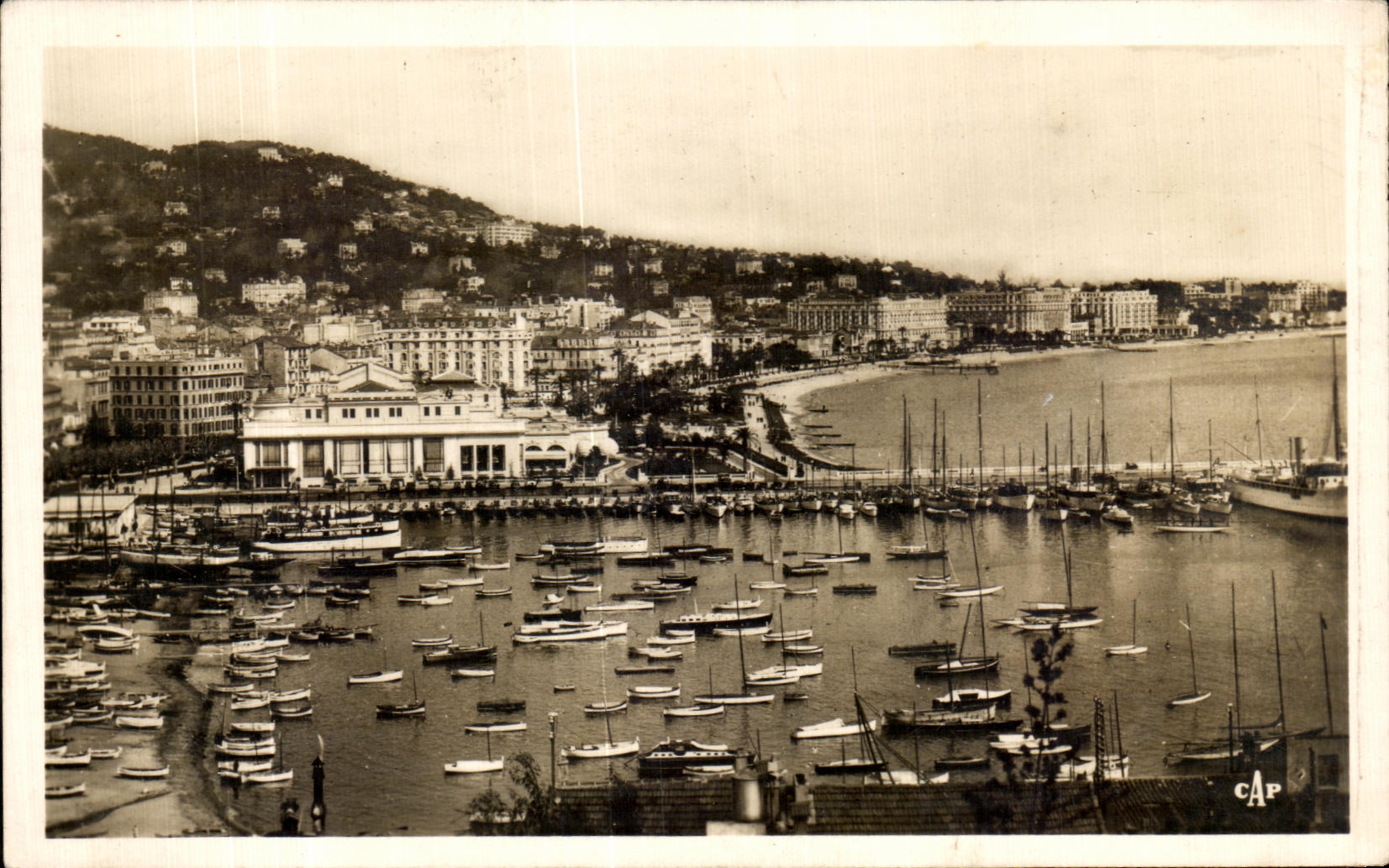 CPA Cannes Vue generale Bateaux