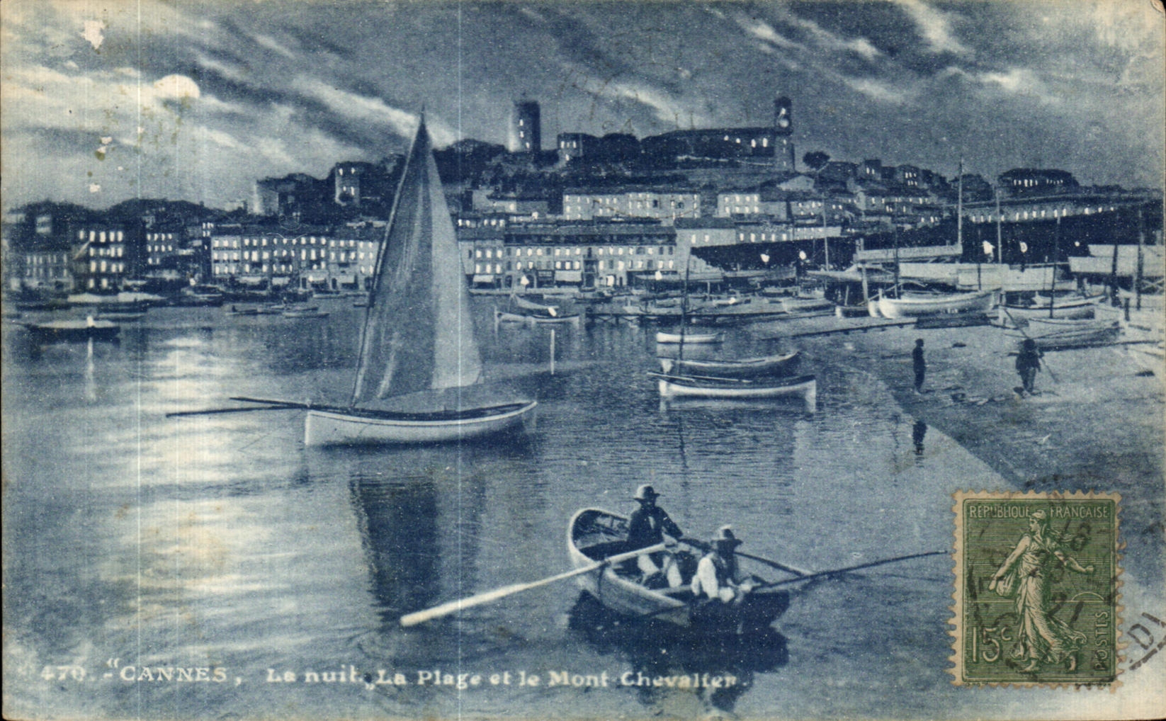CPA Cannes La nuit La Plage et le Mont Chevalier Bateaux 