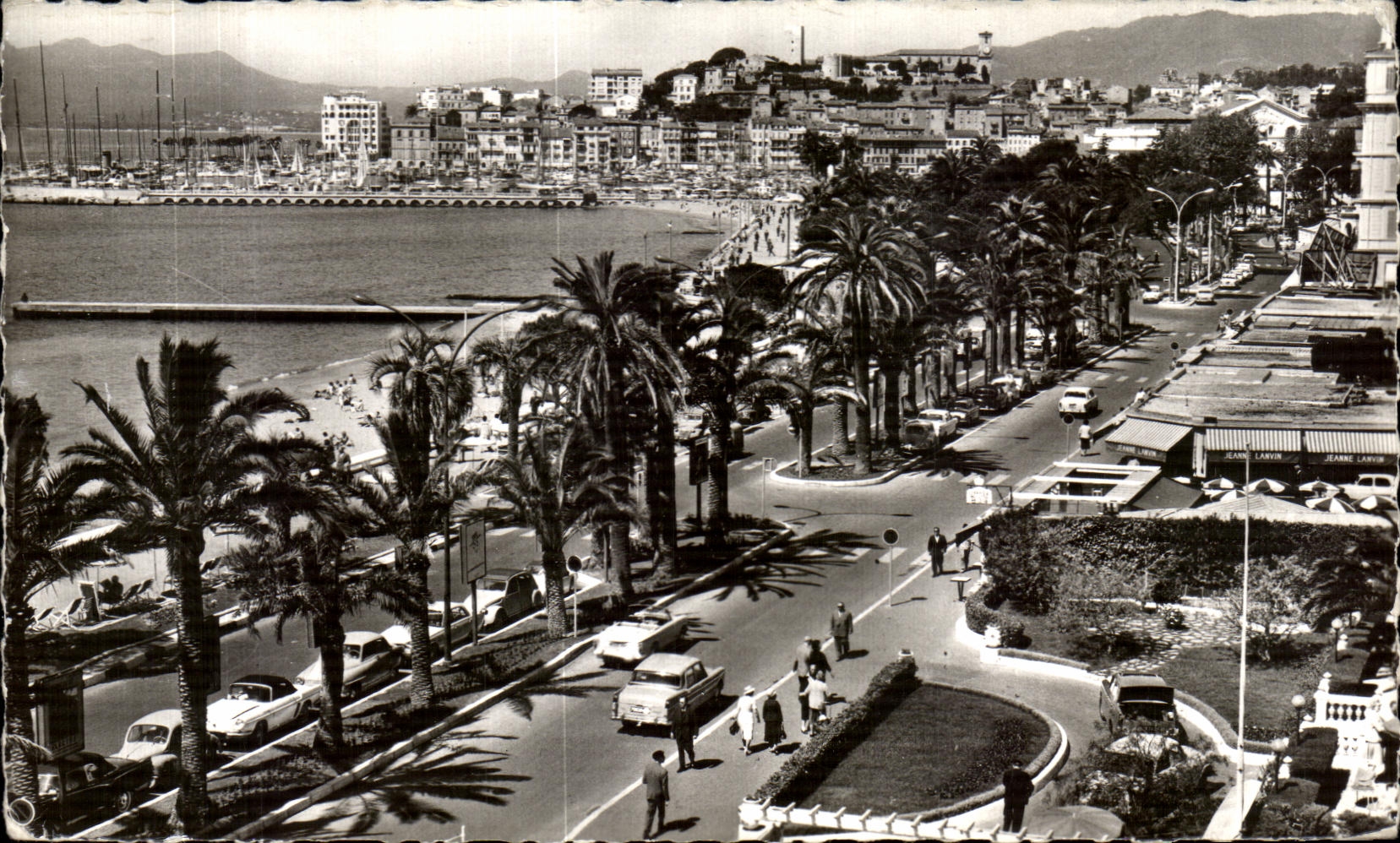 CPA La Cote D Azur Cannes De la Croisette vers le Suquet