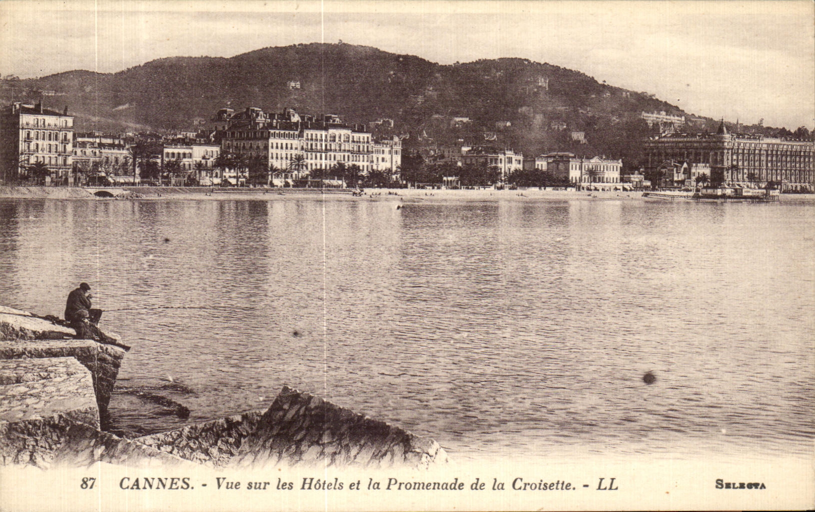 CPA Cannes Vue Sur les Hotels et la promenade de la Croisette