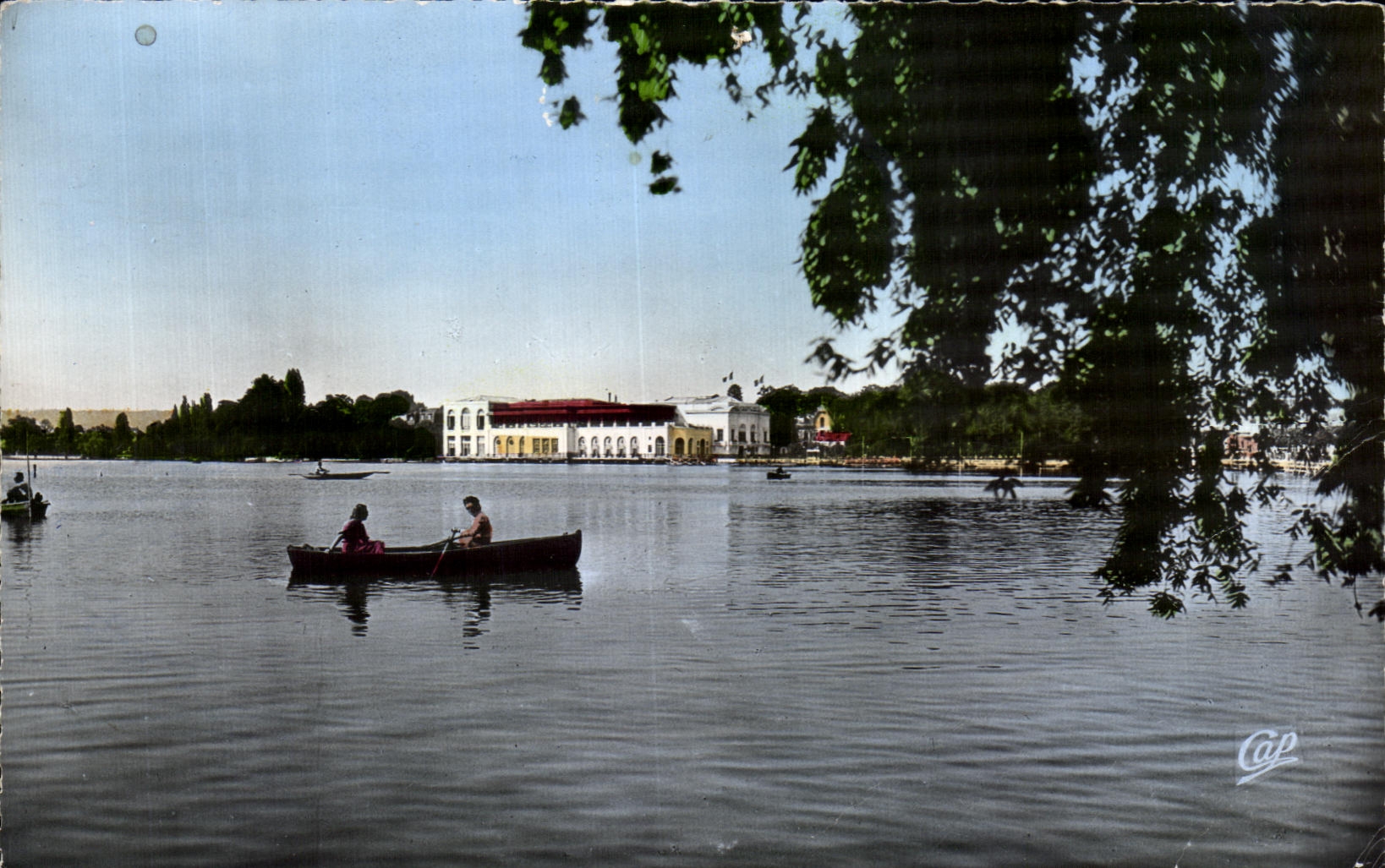 Lac d'Enghien — Vue du lac avec bateau et bâtiment — Cap