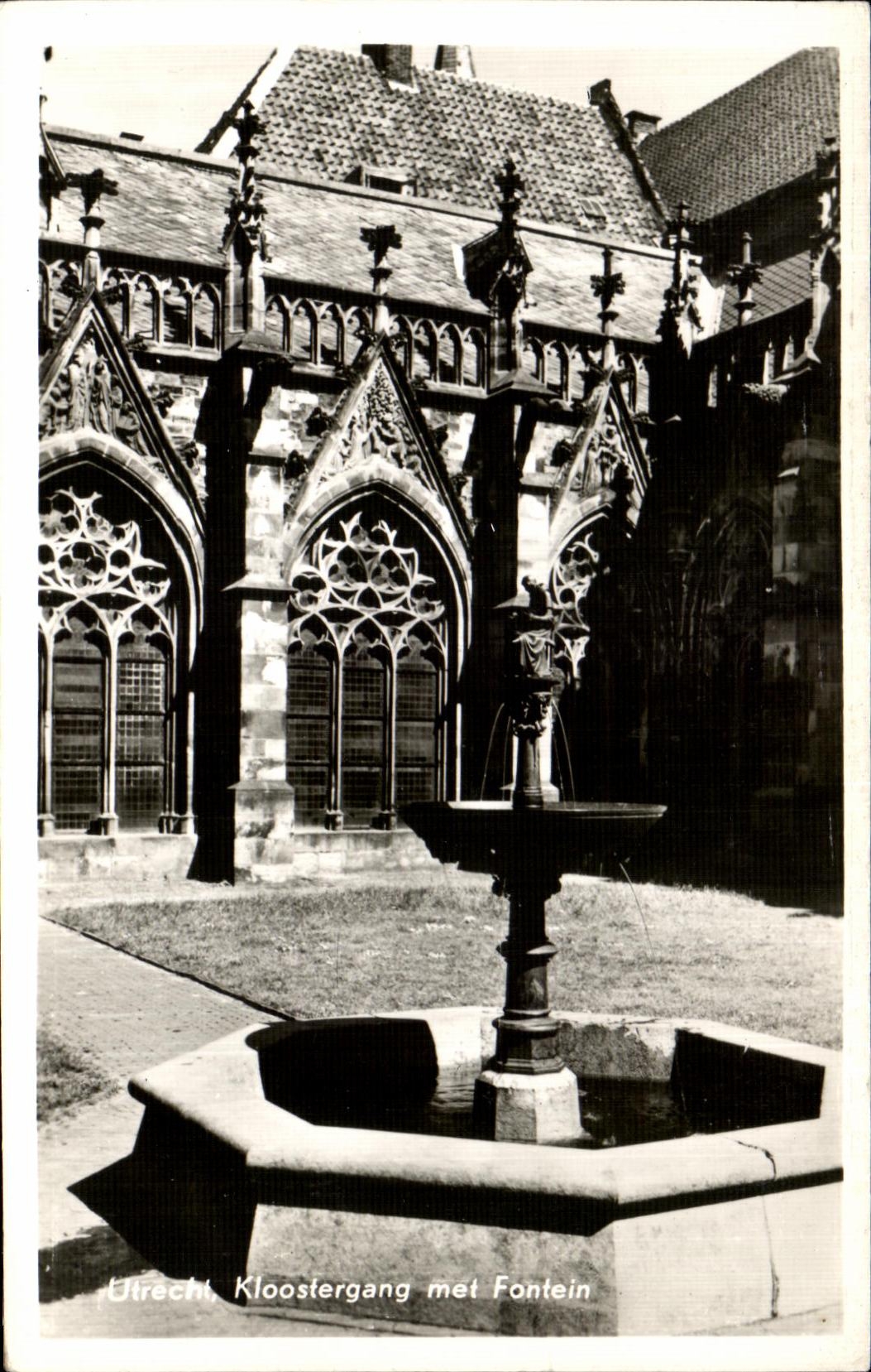 CPA Utrecht Kloostergang met fontain