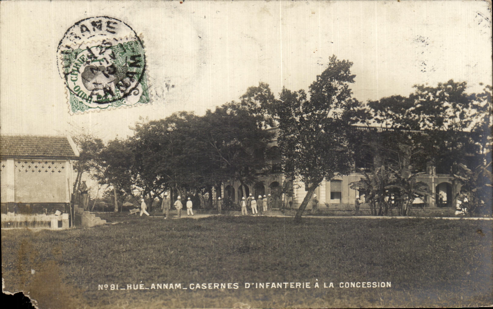 CPA Hue Annam Casernes d infanterie a la concession Indochine Vietnam Militaria 