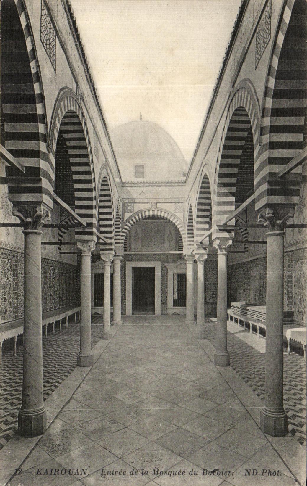 CPA Kairouan Entree de la Mosquee du Barvier