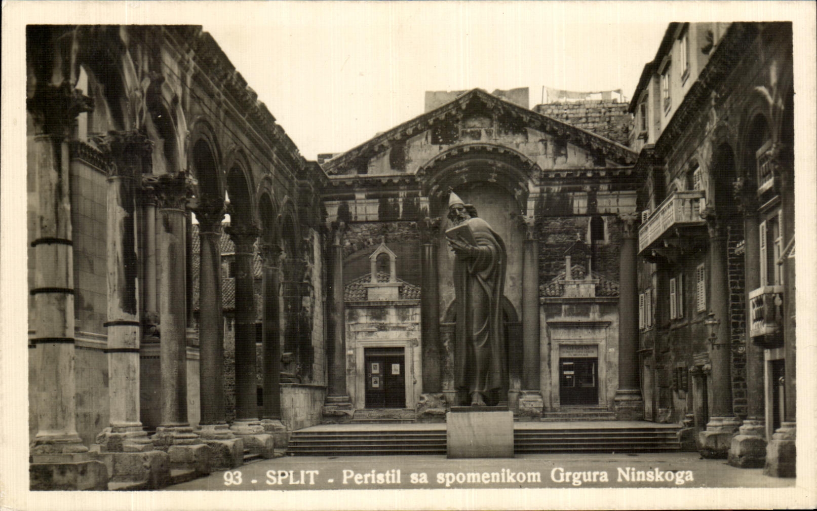 Split - Peristil avec le monument à Grgur Ninski
