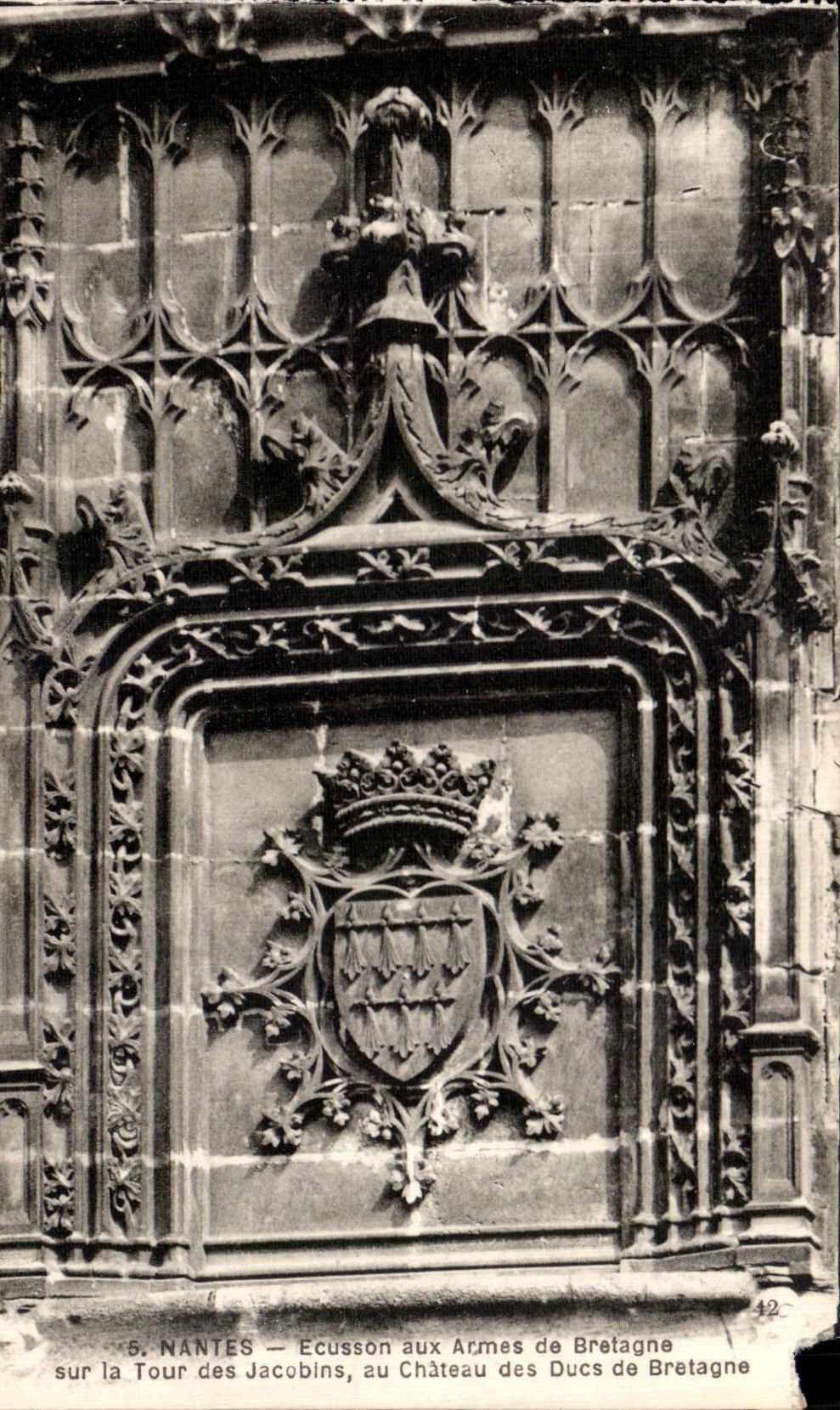 NANTES — Écusson aux Armes de Bretagne sur la Tour des Jacobins, au Château des Ducs de Bretagne — F. Chapeau, Nantes, n°42