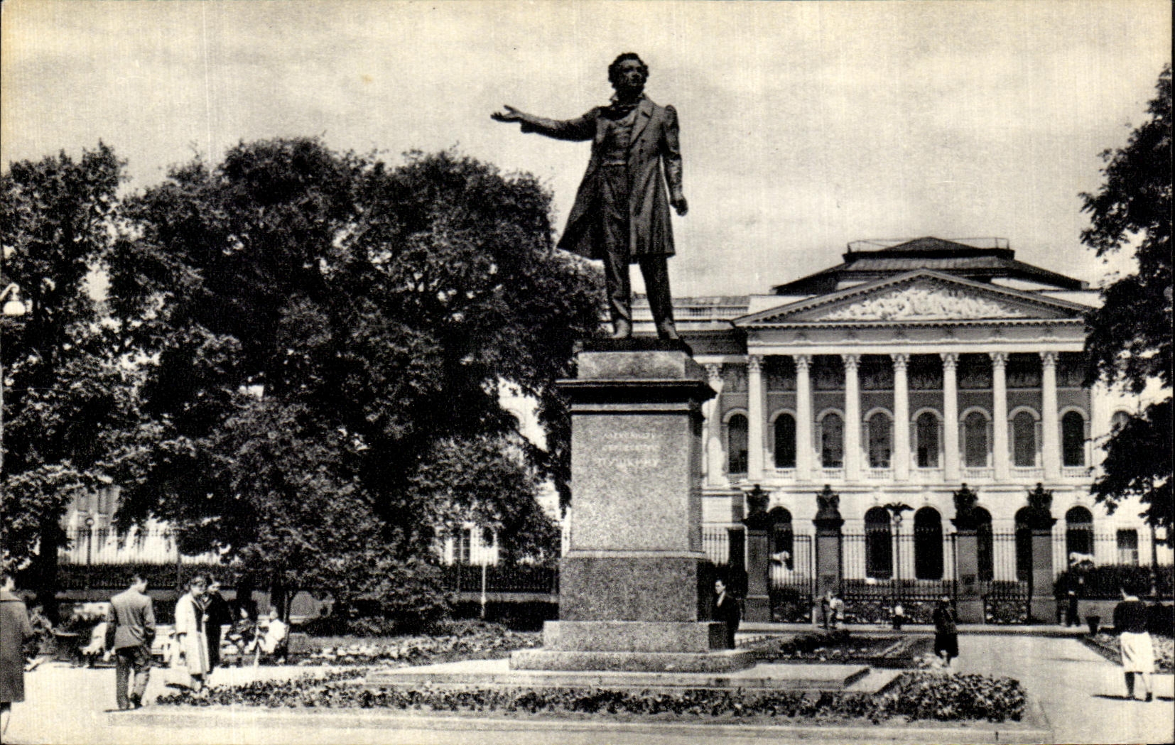 CPA Leningrad Arts Square In the centre Monument to A S Pushkin Russie Russia