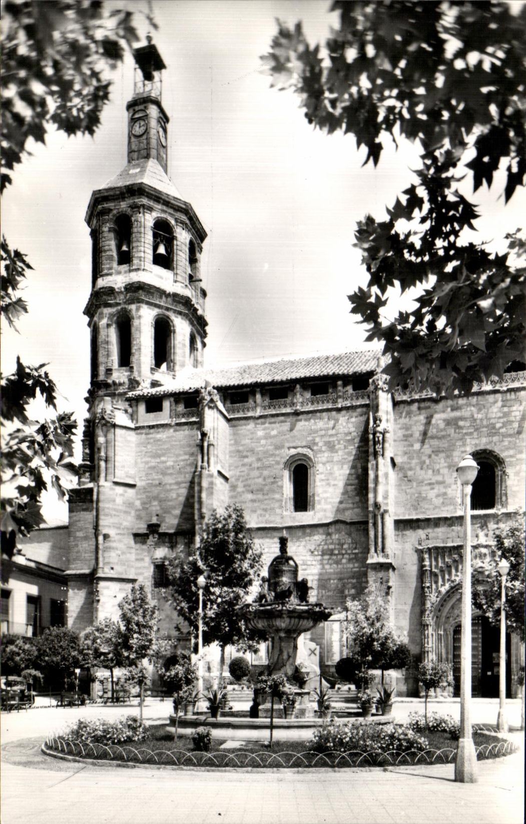 Valdepeñas — Fontaine de la Place et Tour de l'Église — Heliodora Boada, Madrid