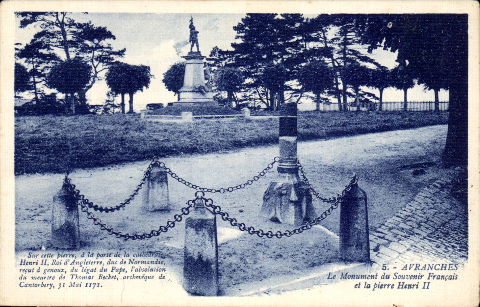 Avranches - Le Monument du Souvenir Français et la pierre Henri II