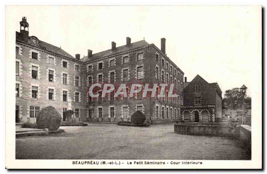 CPA Beaupreau Le Petit Seminaire Cour Interieure