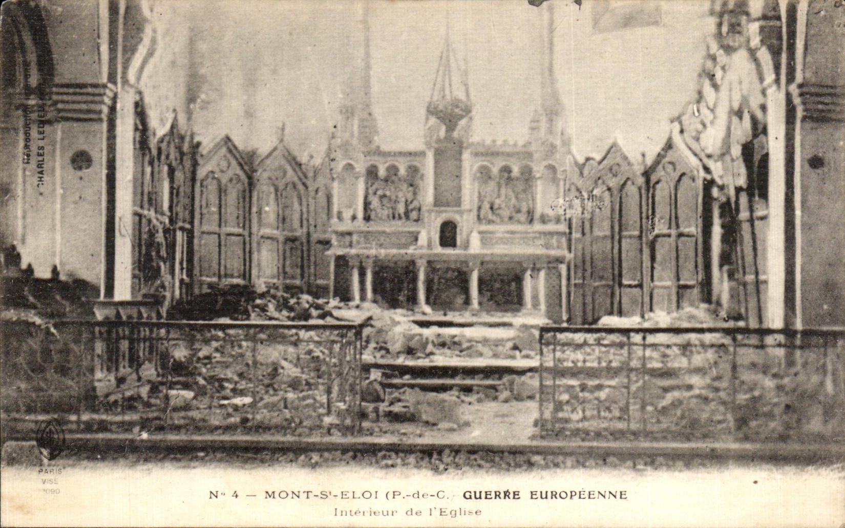 CPA Mont St Eloi Guerre Europeenne Interieur de I Eglise militaria
