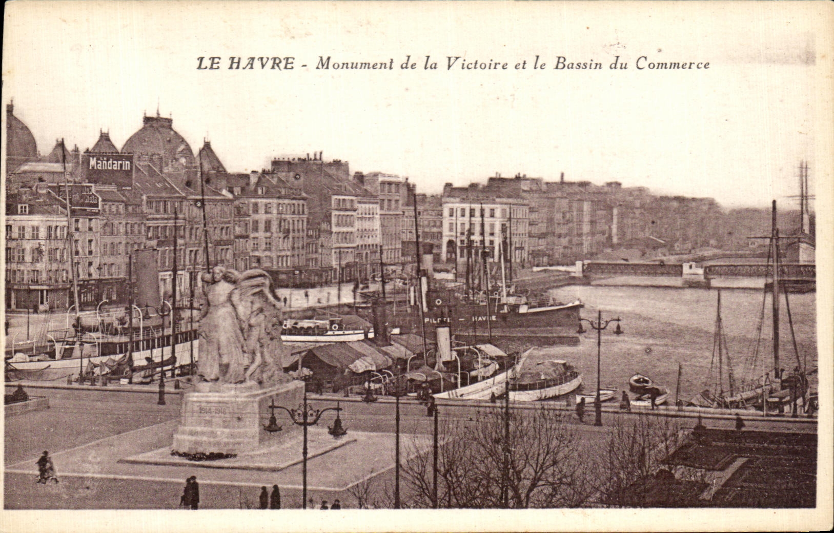 CPA Le Havre Monument de la Victoire et la Bassin du commerce Bateau