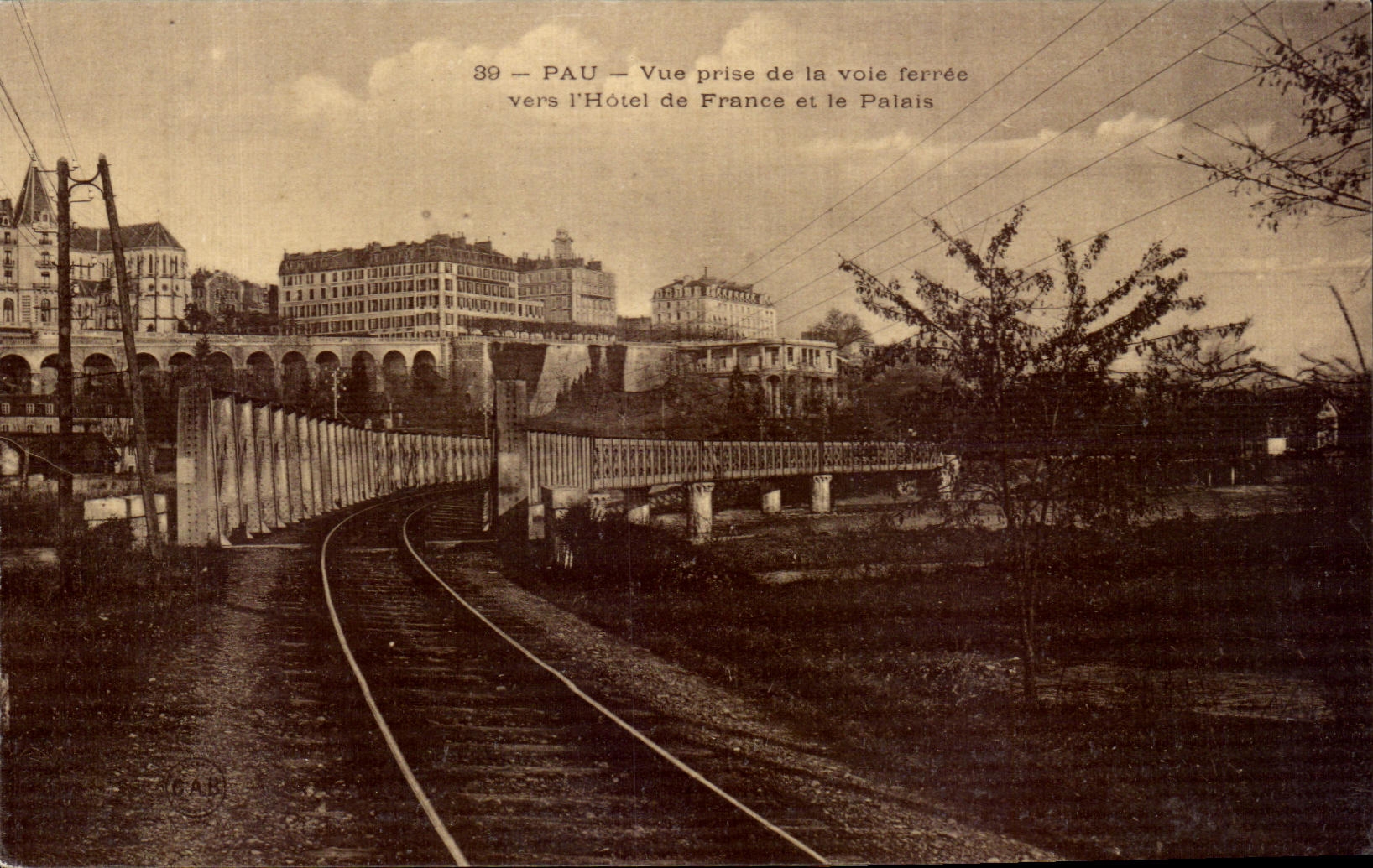 CPA Pau Vue Prise de la voie ferree vers l Hotel de France et le Palais