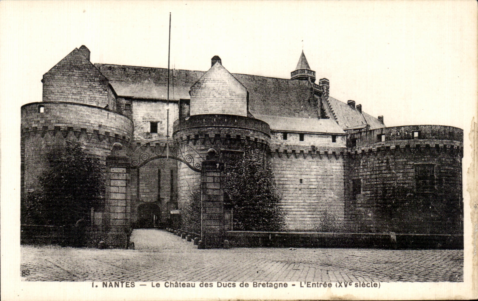 CPA Nantes Le Chateau des Ducs de Bretagne L Entree