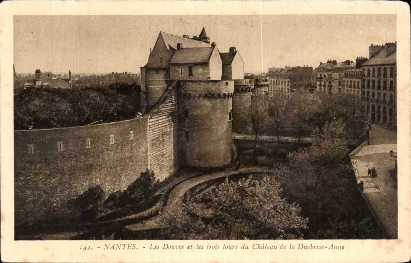 CPA Nantes Les Douces et les trois du Chateau de la Duchesse Anne