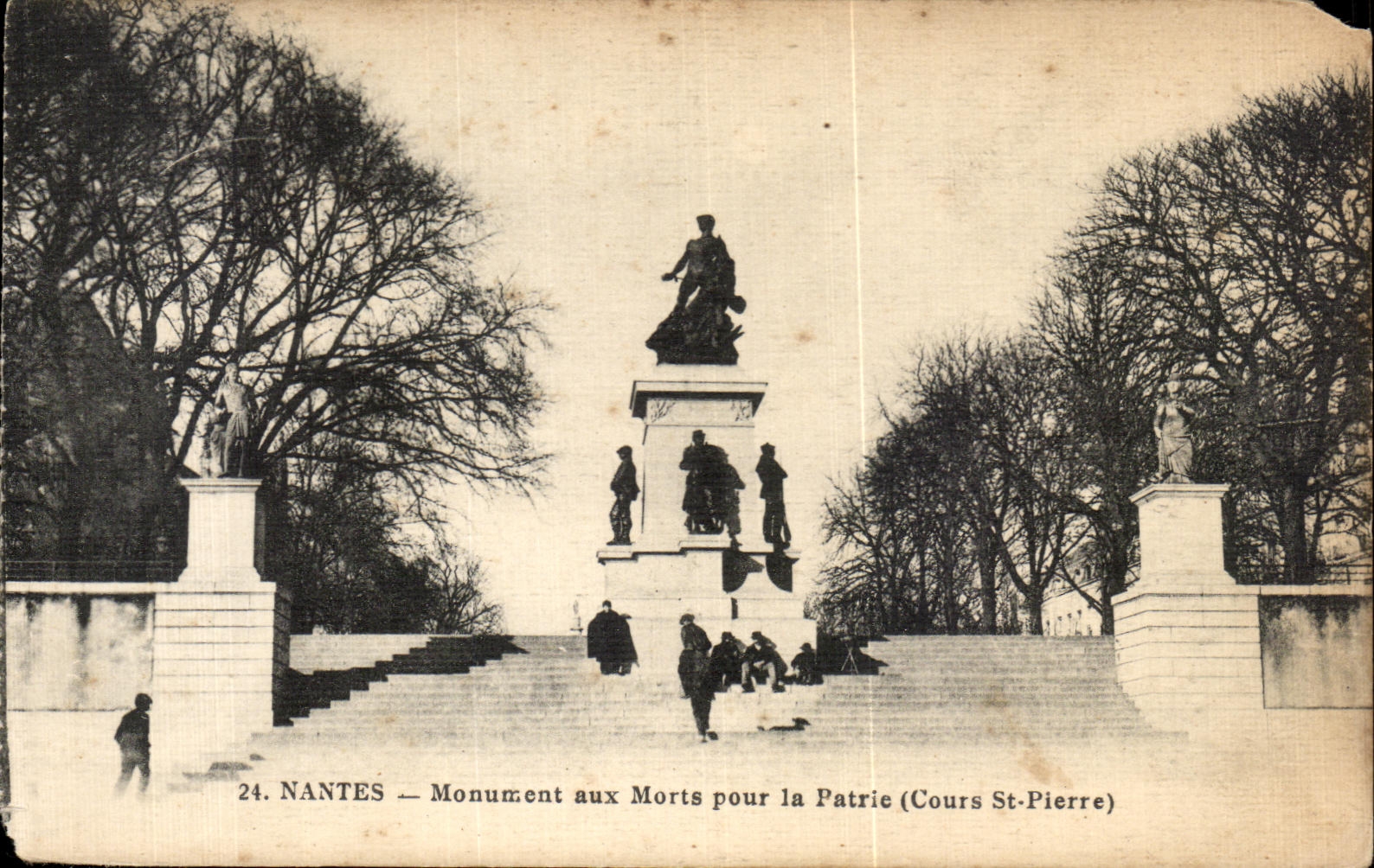 CPA Nantes Monument aux Morts pour la Patrie