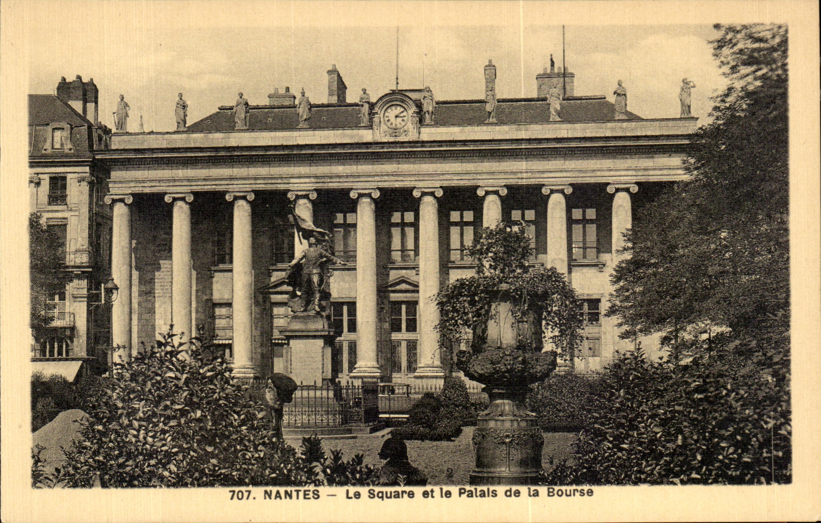 CPA Nantes Le Square et le Palais de la Bourse