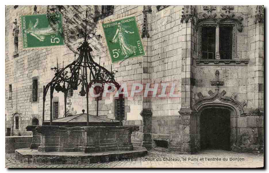 CPA Nantes Cour du Chateau le Puits et l entree du donjon 
