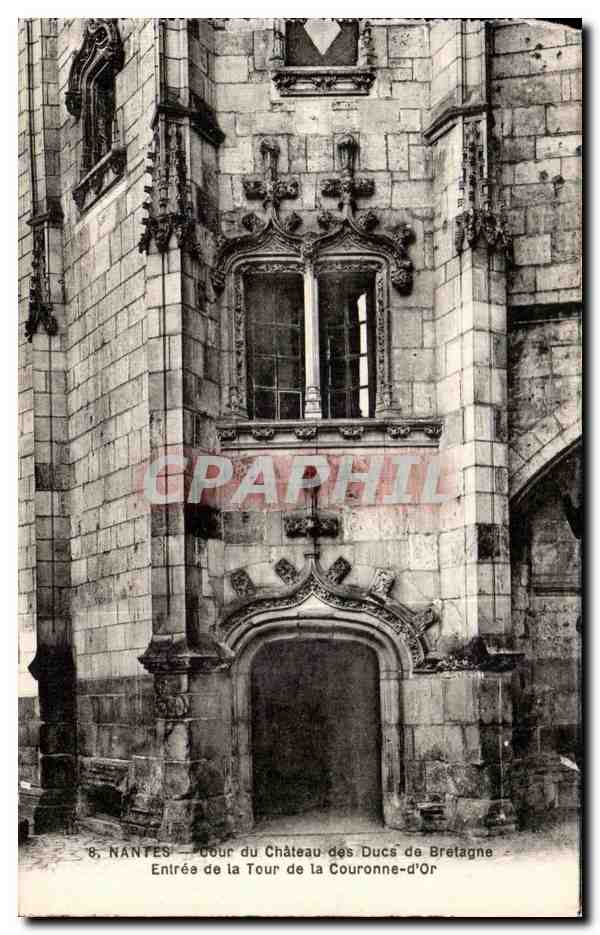CPA Nantes Cour du Chateau des Ducs de Bretagne Entree de la tour de la Couronne d or