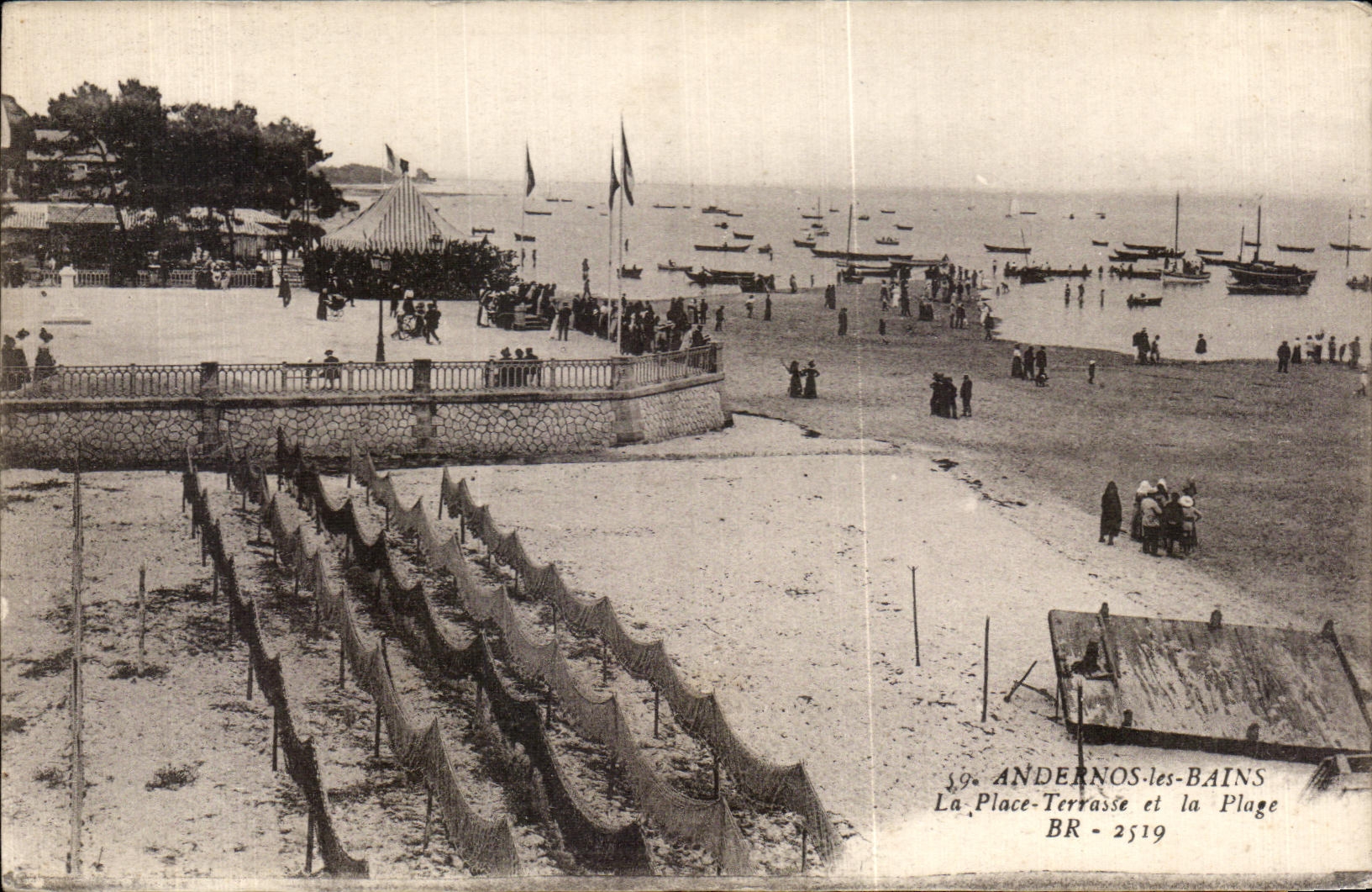 Andernos-les-Bains — La Place-Terrasse et la Plage — BR 2519