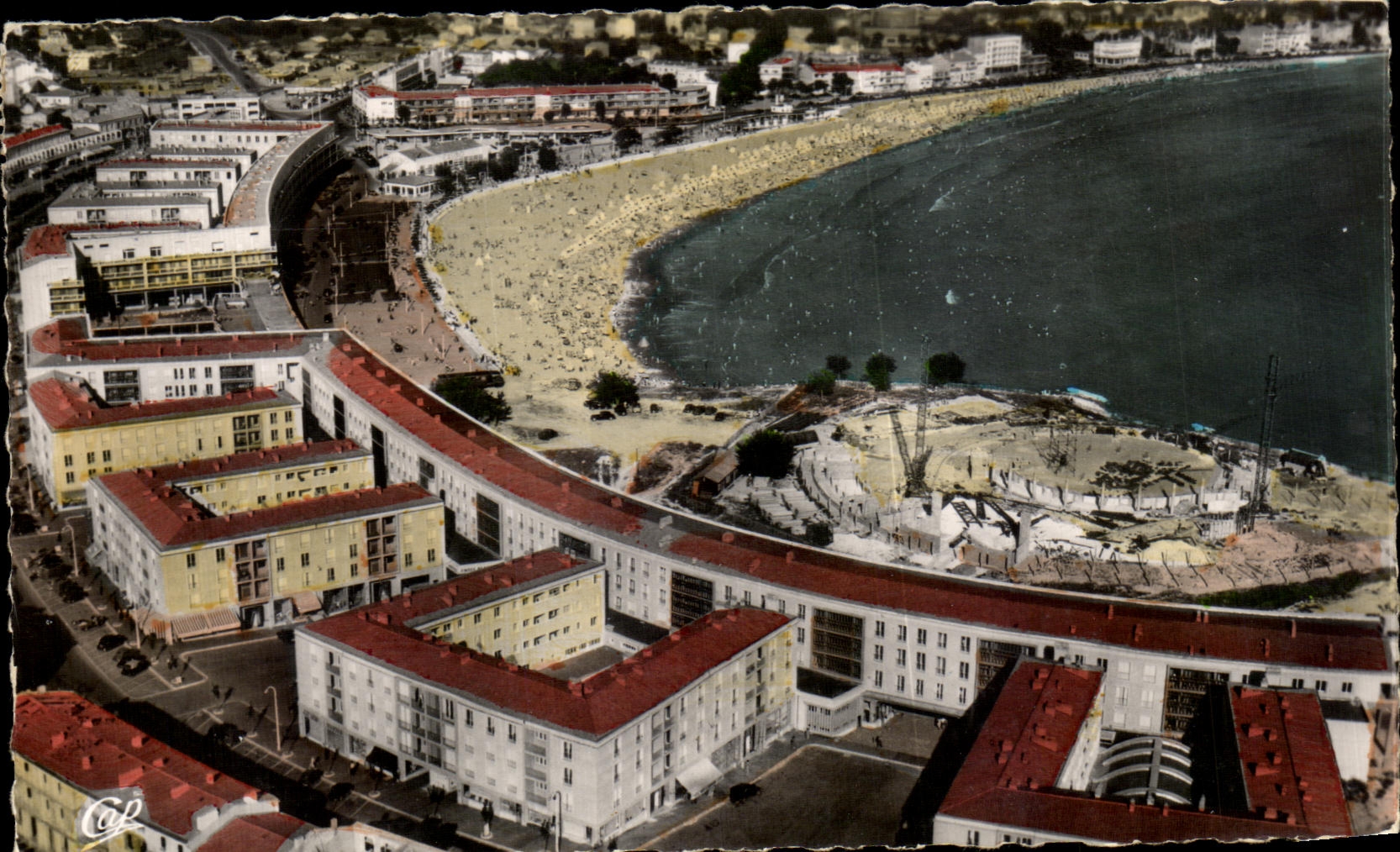 CPA Royan Vue aerienne dur Front de Mer et la Plage