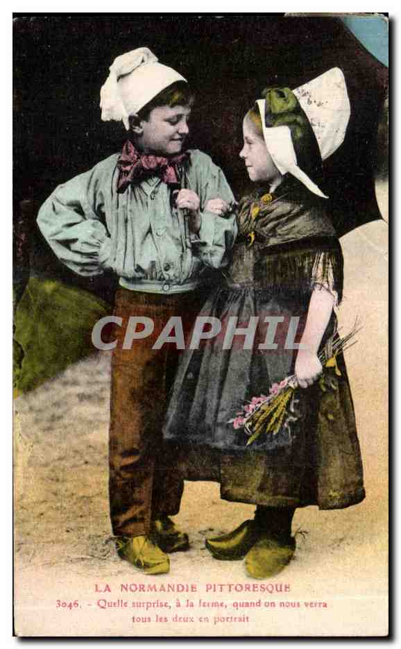 CPA La Normandie Pittoresque Quelle surprise Enfants Folklore costume 