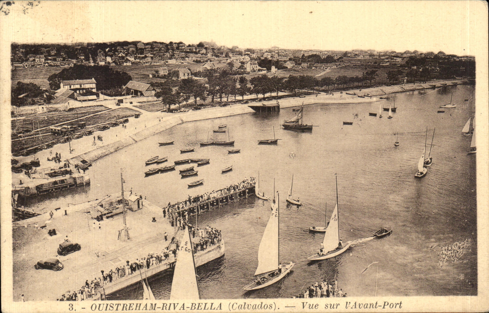 Ouistreham-Riva-Bella (Calvados) — Vue sur l'Avant-Port — Éditeur : Coll. Magasins Ràunits