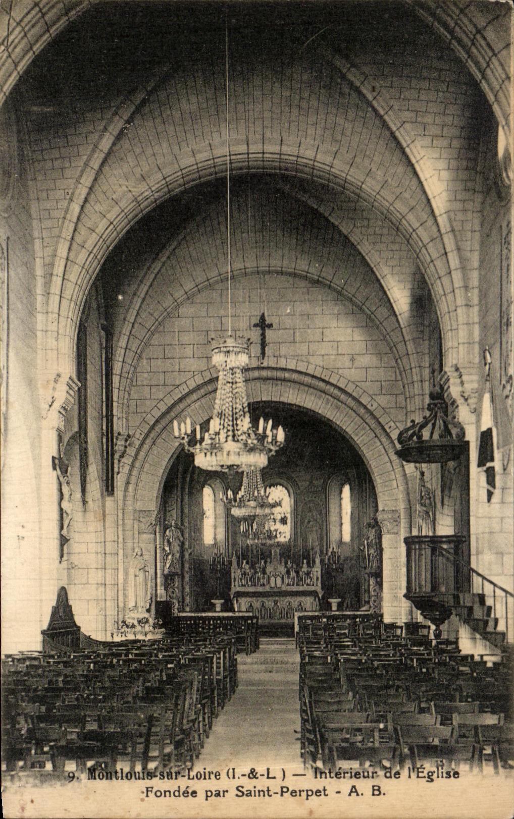 CPA Montlouis sur Loire Interieur de l eglise Fondee par Saint Perpet