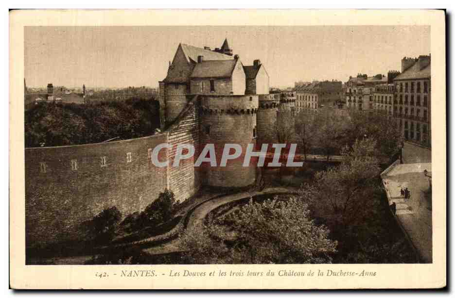 CPA Nantes Les Douves et les trois tours du Chateau de la Duchesse Anne