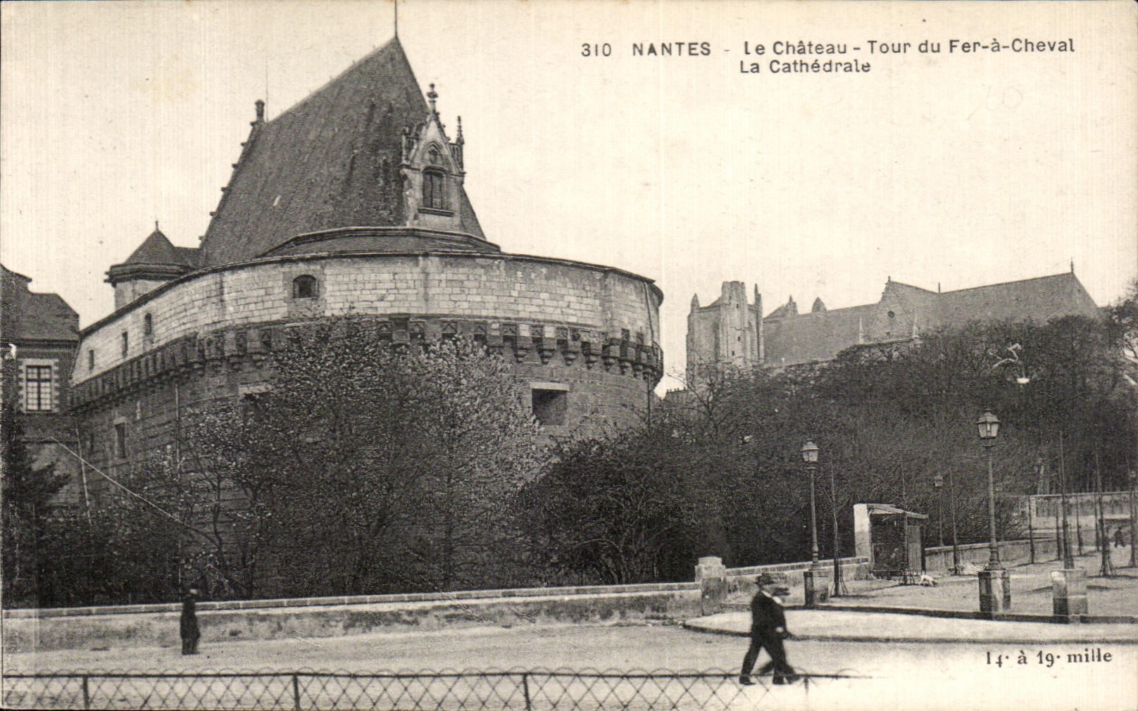 CPA Nantes Le Chateau Tour du Fer a Cheval La Cathedrale