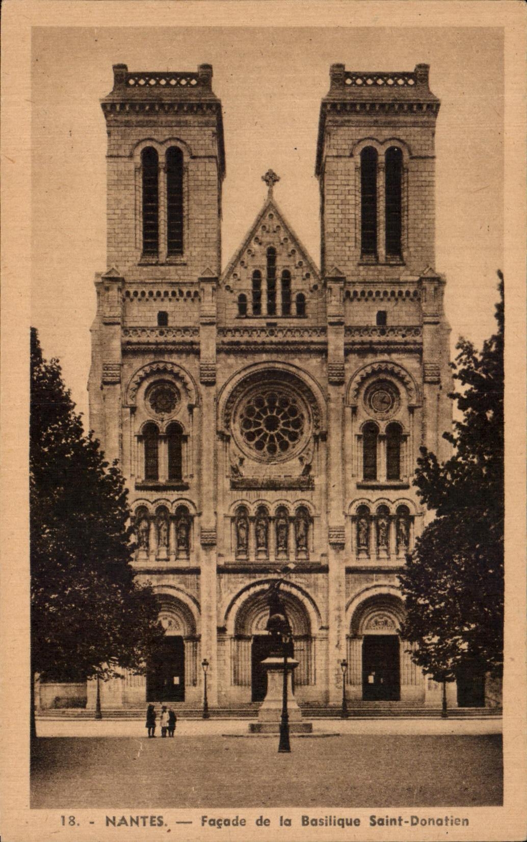 CPA Nantes Facade de la Basilique Saint Donatien