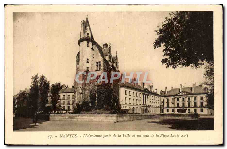CPA Nantes L Ancienne porte de la Ville et un coin de la Place Louis