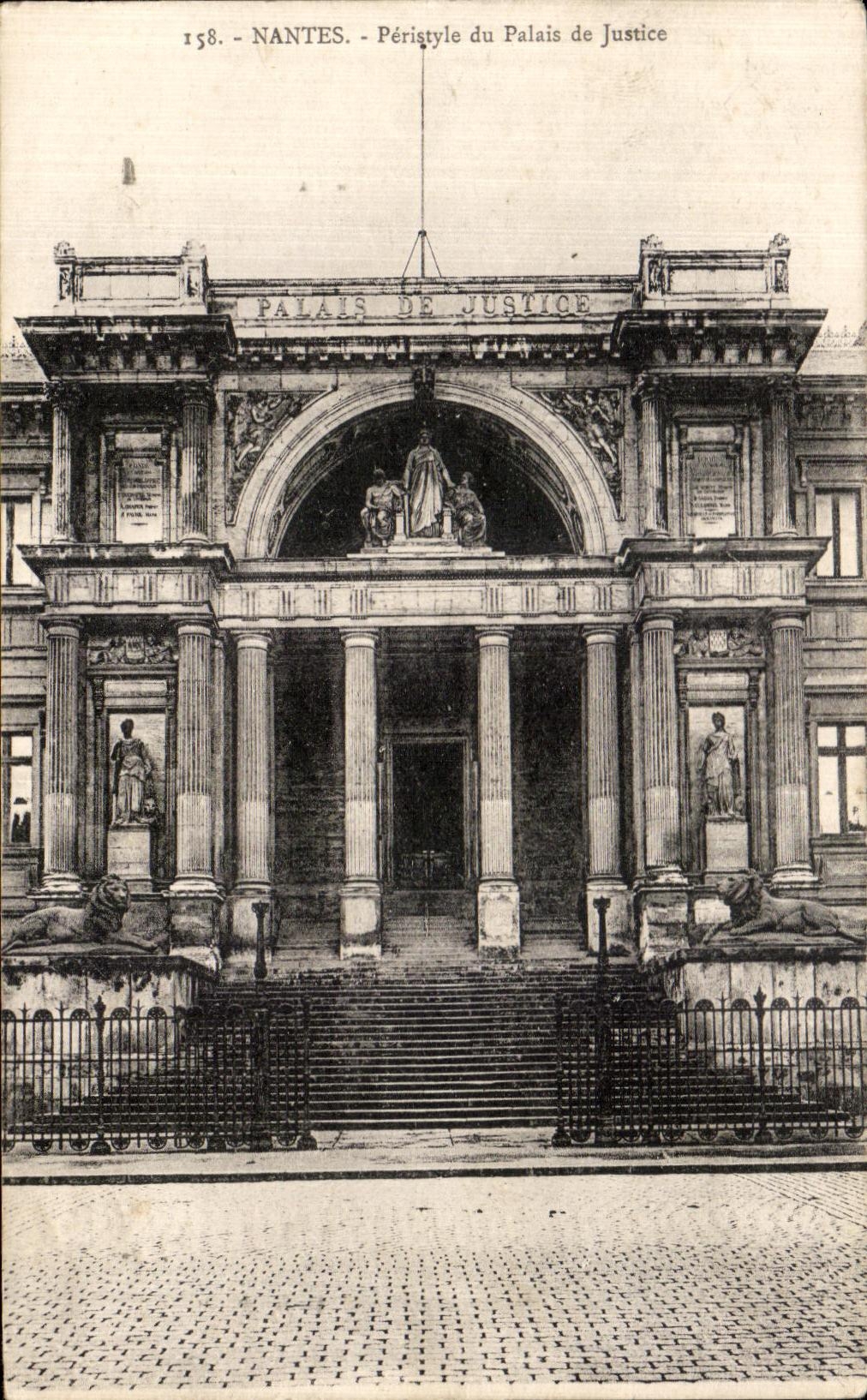 CPA Nantes Peristyle du Palais de Justice