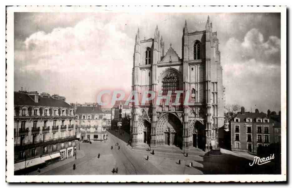 CPA Nantes La Cathedrale au fond la Tour St Pierre