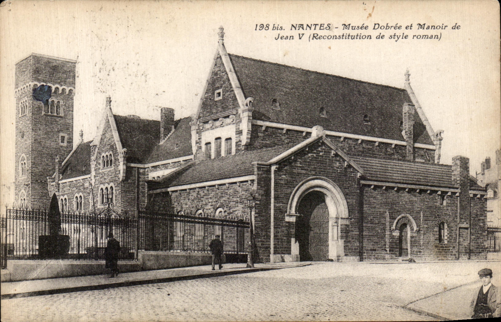 CPA Nantes Musee Dobree et Manoir de Jean V (Reconstitution de style roman)