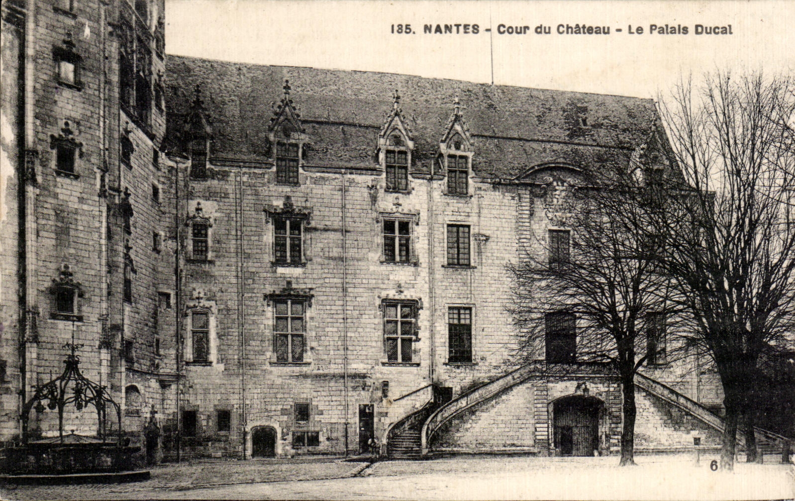 CPA Nantes Cour du Chateau Le Palais Ducal
